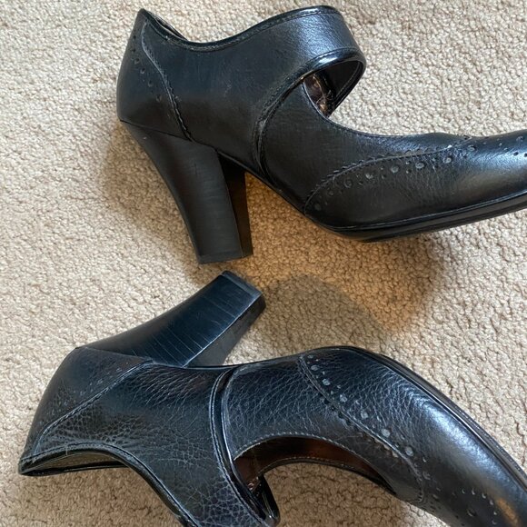 Shoes - Picture 2 of 5